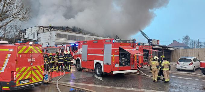 Požar skladišča na Plemljevi ulici v Šentvidu v Ljubljani | Foto: Bojan Puhek