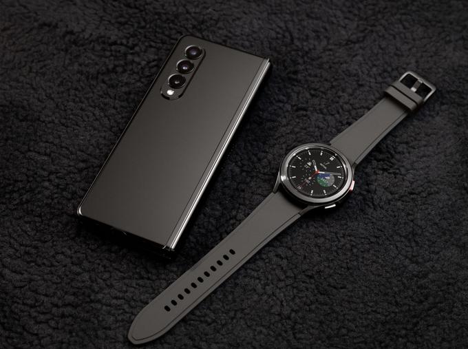 Pametni telefon Samsung Galaxy Z Fold3 5G in pametna ura Samsung Galaxy Watch4 | Foto: Samsung