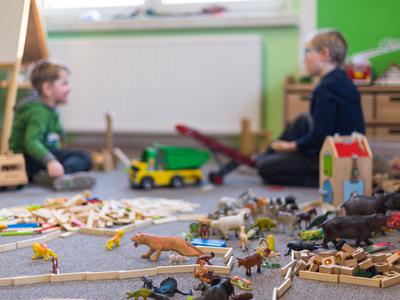 Aretirali vzgojiteljico zaradi suma pedofilije