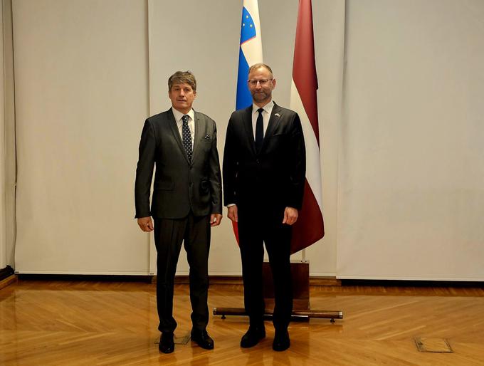 Sajovic z latvijskim parlamentarnim državnim sekretarjem na ministrstvu za obrambo Švinko. | Foto: Mateja Trunk Hrvatin