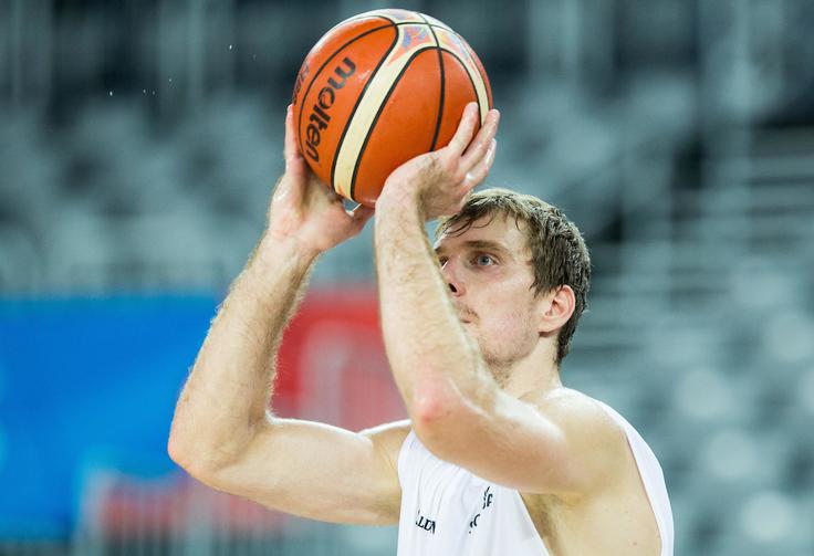 Zoran Dragić zaradi poškodbe in operacije kolena ne bo mogel pomagati slovenski reprezentanci na EuroBasketu. | Foto: Vid Ponikvar