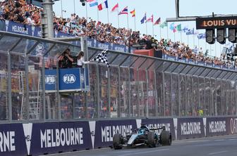 Po uvodnih krogih s številnimi prehitevanji dvojna zmaga za Mercedes