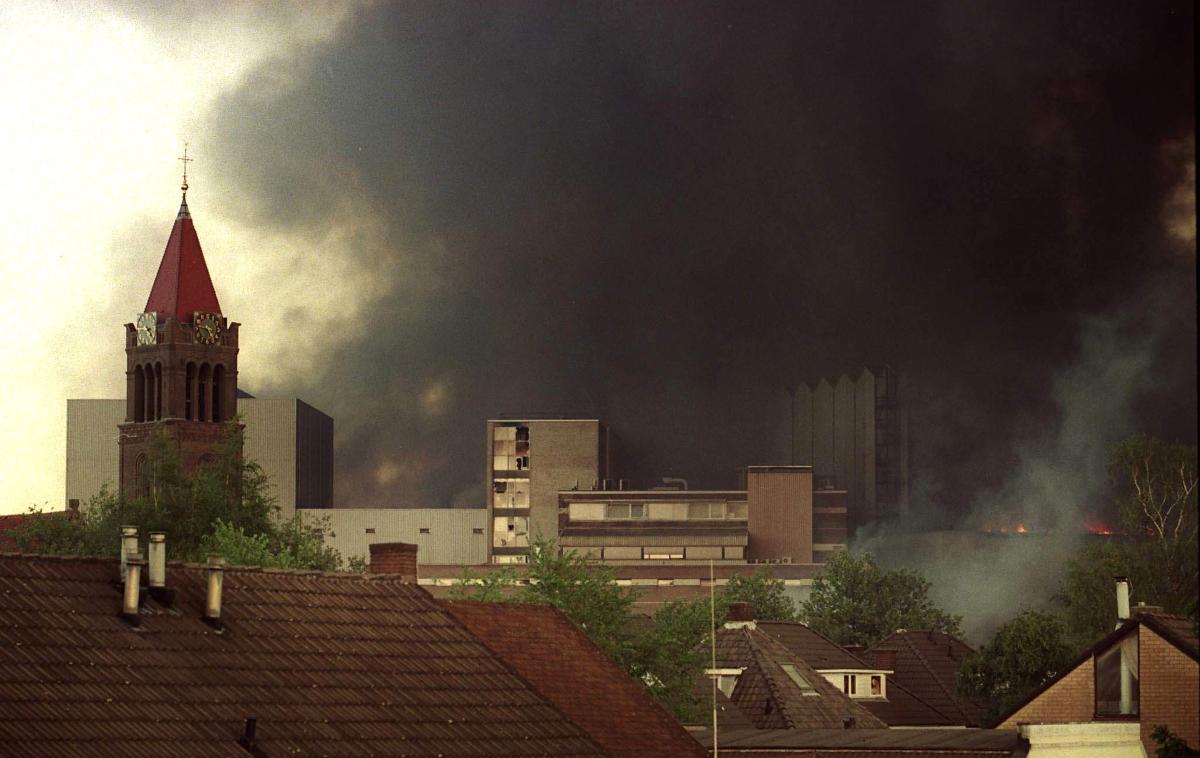 Enschede | Enschede je bil tistega usodnega 13. maja zavit v gromozanski oblak toksičnega črnega dima.  | Foto Reuters