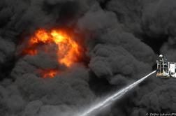 Zagorelo v podjetju pnevmatik, dim sega kilometre daleč. Ljudi pozivajo: Zaprite okna! #video #foto