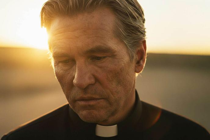 Val Kilmer | Val Kilmer bo v filmu nastopil v vlogi očeta Fintana, katoliškega duhovnika in duhovnega vodje, povezanega z ameriškimi staroselci. | Foto Profimedia