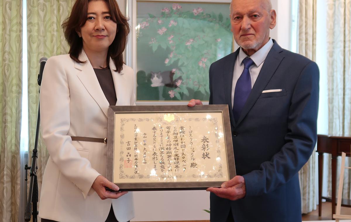 Akiko Jošida, Miroslav Cerar | Miroslav Cerar je v Ljubljani prejel posebno priznanje japonske ambasade v naši državi za promocijo prijateljstva in sodelovanja. | Foto Veleposlaništvo Japonske v Republiki Sloveniji