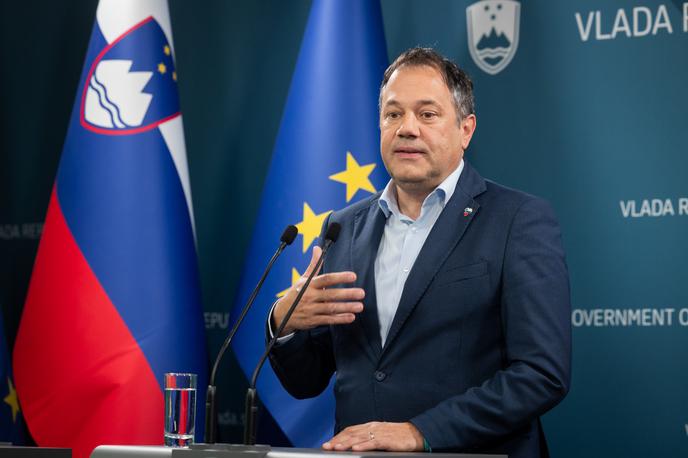 vlada, Matej Arčon, Andreja Katič | Vladni govorec Matej Arčon je pred kratkim na seji vlade pojasnil, da so se za pripravo zakonske podlage o preprečevanju negativnih učinkov uporabe družbenih omrežij za mladostnike in otroke, stare do 15 let, odločili po vzoru različnih držav.  | Foto Bor Slana/STA