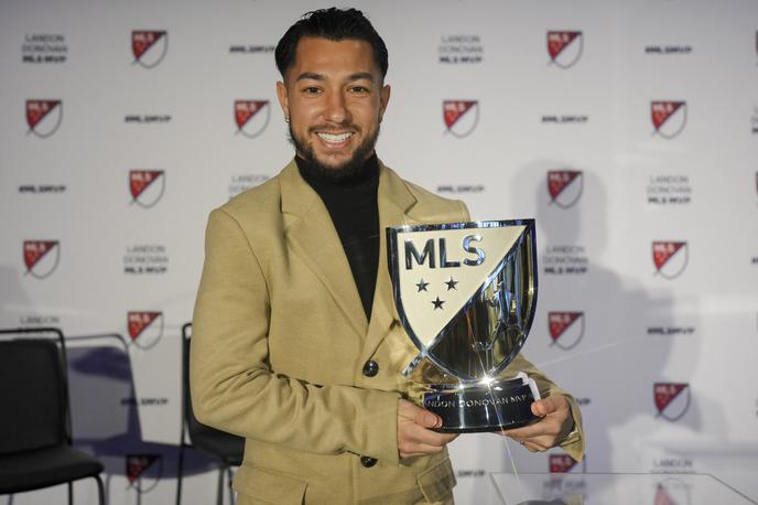 Luciano Acosta | Luciano Acosta ponosno pozira s priznanjem za najboljšega igralca lige MLS. | Foto Reuters