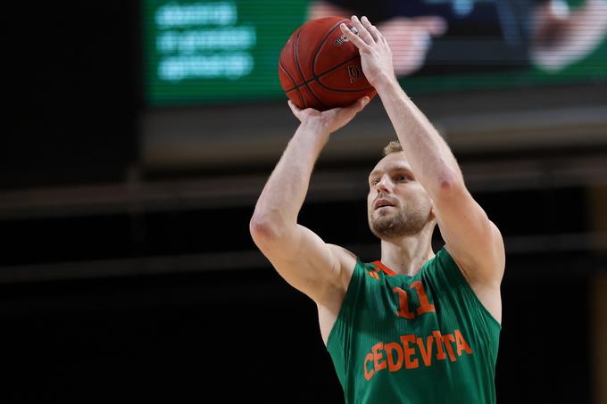 Jaka Blažič in DJ Stewart sta bila s po sedmimi točkami najboljša strelca Cedevite Olimpije po tretji četrtini. | Foto: Filip Barbalić/www.alesfevzer.com