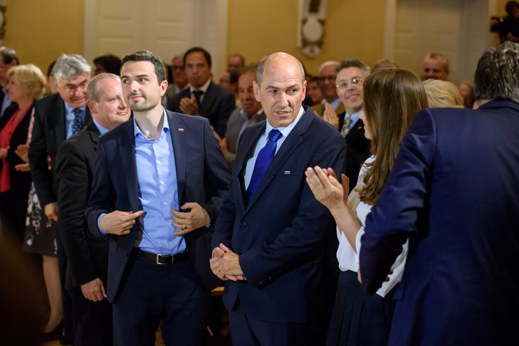 Po prepričanju "zaskrbljenih podjetnikov" bi predsednik NSi Matej Tonin zaradi lažjega preseganja razlik med prvaki strank lahko uspešno vodil vlado. Po njihovem predlogu bi imela SDS v vladi večino, njen prvak Janez Janša pa bi se umaknil in prihodnje leto postal evropski komisar. | Foto: STA ,