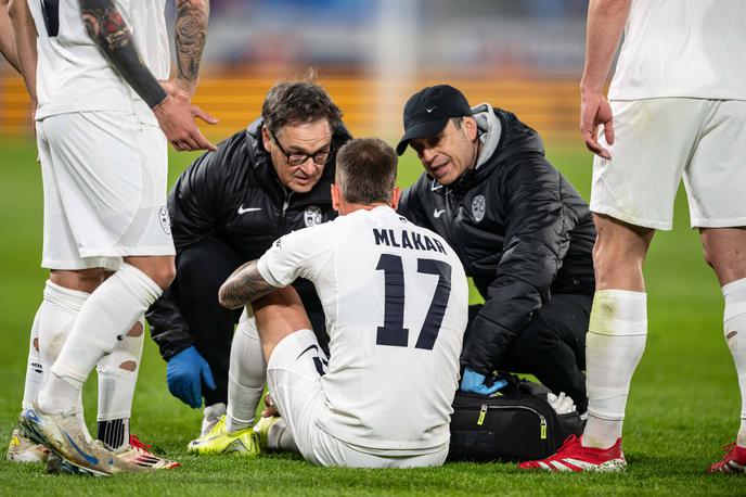 slovenska nogometna reprezentanca Slovenija : Slovaška Jan Mlakar | Jan Mlakar je moral v 31. minuti zapustiti igrišče zaradi poškodbe. | Foto Guliverimage