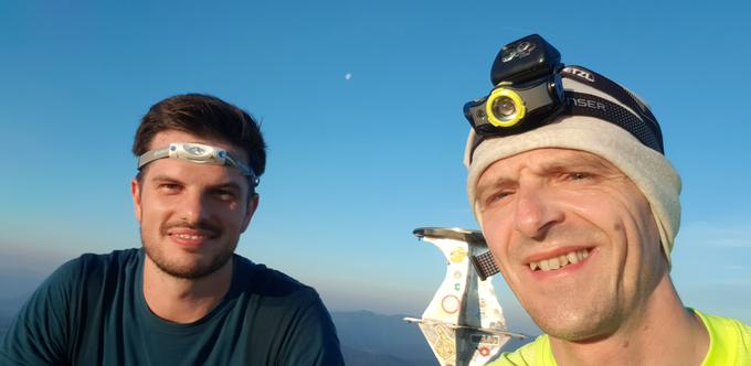 Z Martinom na poti po K24, ob vzhajajočem soncu na Uršlji Gori. | Foto: Teološka fakulteta