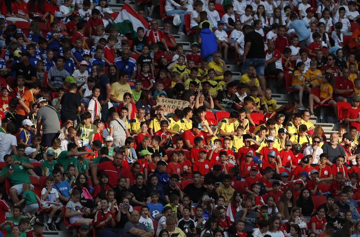Na tribunah so prednjačili otroci, ki so imeli prost vstop. | Foto: Reuters
