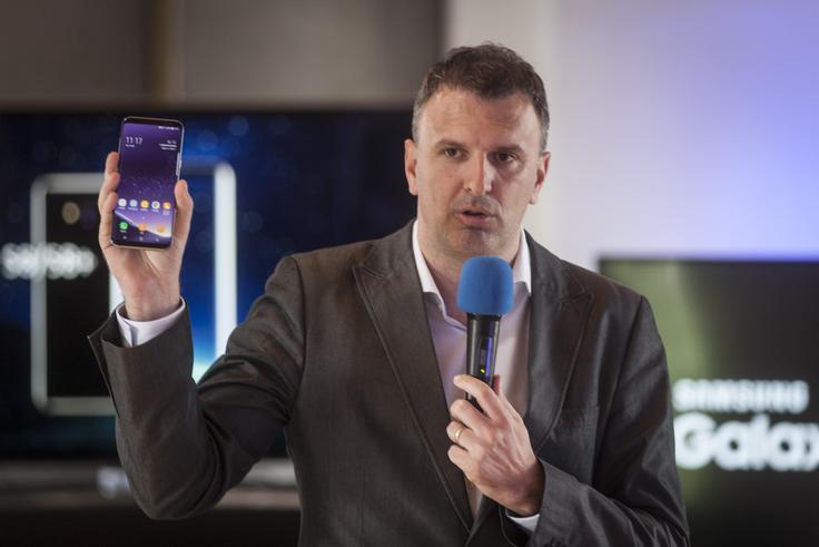 Polna izkoriščenost sprednje strani za zaslon je ena od poglavitnih prednosti novih pametnih telefonov Samsung Galaxy S8 in Samsung Galaxy S8 Plus, je prepričan vodja enote mobilne telefonije pri slovenski podružnici Samsunga Bernard Purkart. | Foto: Bojan Puhek