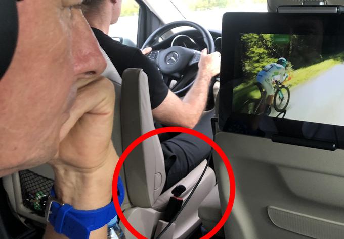 S fotografije je razviden pogled na Pahorjevega voznika, ki je v klasični vozniški drži in ni pripet z varnostnim pasom. | Foto: 
