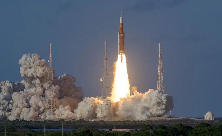 Aprila 2026 so iz vesoljskega izstrelišča v Cape Canaveralu na Floridi v okviru Nasine misije Artemis II uspešno izstrelili raketo Space Launch System (SLS), ki je proti Luni v kapsuli Orion prvič po letu 1972 ponesla človeško posadko. | Foto: 