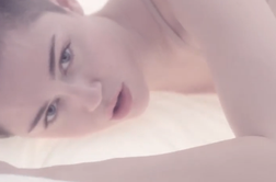 Miley spet razgaljena v videospotu 