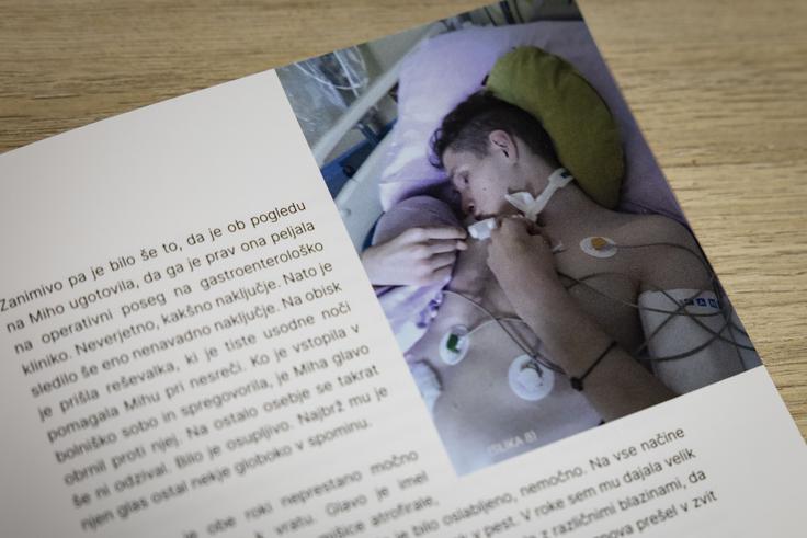 Na rehabilitacijo na URI Soča je prišel na invalidskem vozičku. Pozneje je shodil z dvema palicama, danes večinoma uporablja le eno, krajše razdalje pa zmore tudi brez nje. | Foto: 