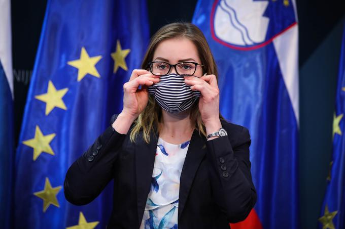 Naš končni cilj je, da bodo zaščitne maske dostopne vsem državljanom, je poudaril minister za gospodarstvo Zdravko Počivalšek. | Foto: STA ,
