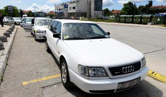 Taksist v avto zaprl priljubljenega pevca, ker mu za kratko vožnjo ni hotel plačati 195 evrov