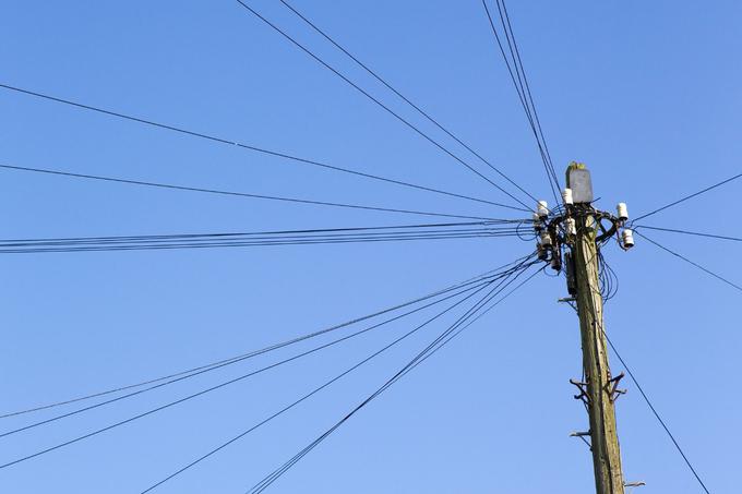 V Romuniji danes ni redkost, da z ene tako imenovane telegrafnice bingljajo optični kabli več deset različnih ponudnikov interneta. (Fotografija je simbolična) | Foto: Pixabay