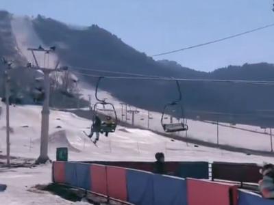 Panika na smučišču: žičnica nenadoma obrnila smer in ponorela #video