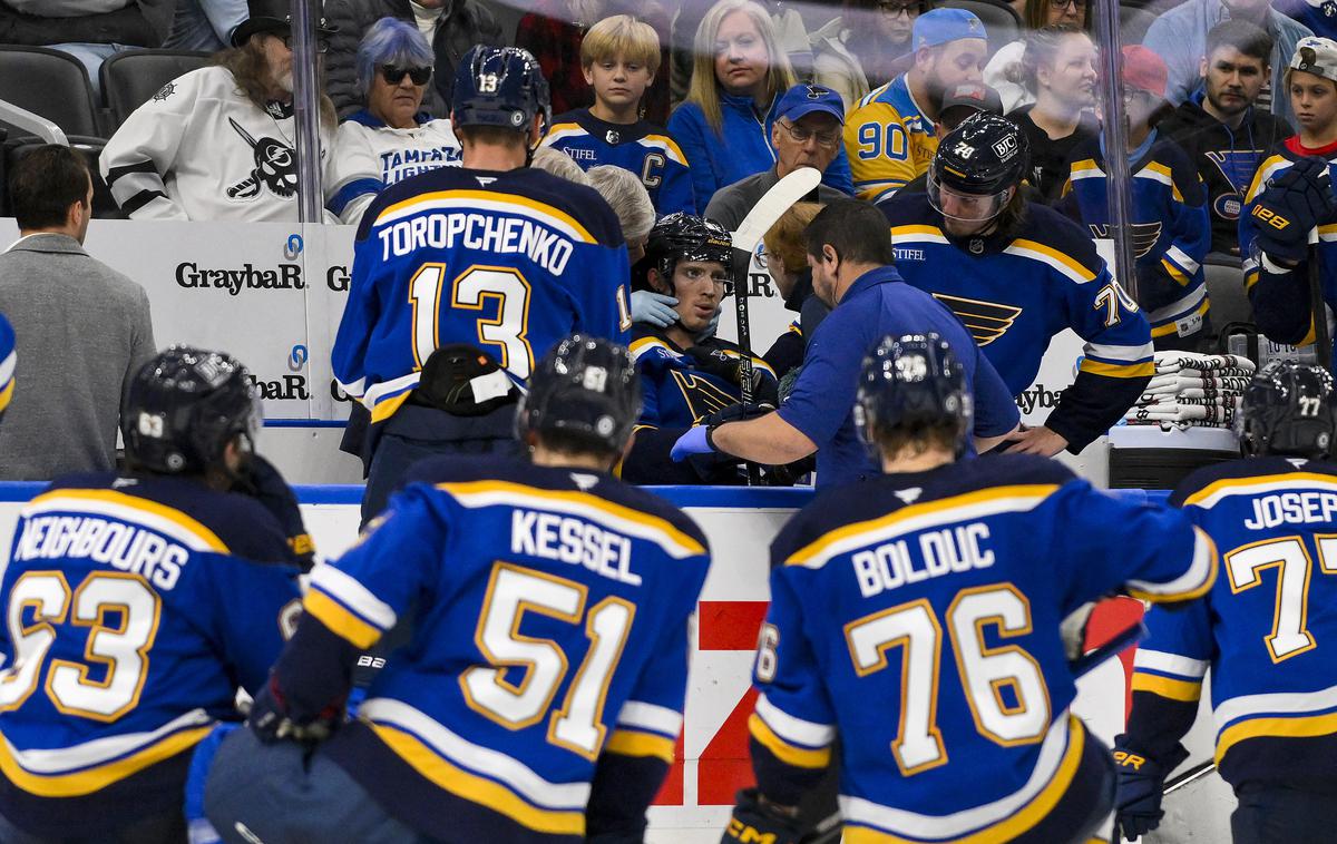 Dylan Holloway | Dylana Hollowaya so odpeljali v bolnišnico, od koder so prišle spodbudne informacije, da napadalec St. Louis Blues ni utrpel hujše poškodbe. | Foto Reuters