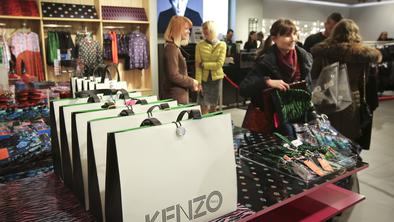 Oboževalci kolekcije Kenzo x H&M so se zapodili po kose #foto #video