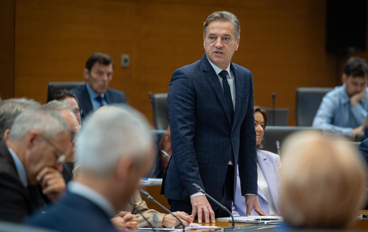 Robert Golob, državni zbor | Znova je pričakovati razgreto razpravo o romskih vprašanjih in nova dopolnila k predlogu, s katerimi bi odgovorili na nove pripombe zakonodajno-pravne službe DZ. | Foto STA