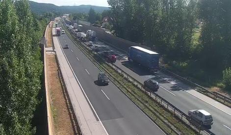 Na nekaterih cestah po državi nastajajo zastoji