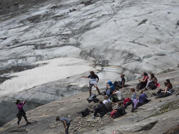Terenske vaje za študente 2. letnika dodiplomskega študija geologije v avstrijskih Alpah, v okolici Velikega Kleka (Grossglocknerja). Poleg čudovito razgaljenih metamorfnih kamnin in tektonskih deformacij so si študentje ogledali največji, še aktiven ledenik Pastirica v vzhodnem delu Alp, ki je odličen učni primer ledeniškega preoblikovanja površja v današnjem času. Kot pravi znano geološko pravilo – sedanjost je ključ za razumevanje preteklosti. Foto: prof. dr. M. Vrabec. | Foto: 