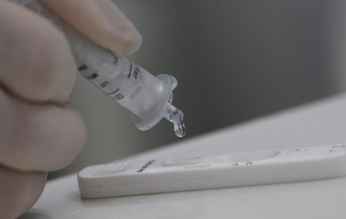 testiranje covid | V četrtek so potrdili 101 okužbo manj kot dan prej. | Foto Reuters