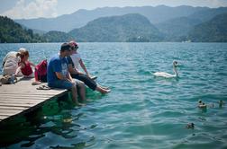 Slovenska jezera in reke letos niso za zmrzljive kopalce