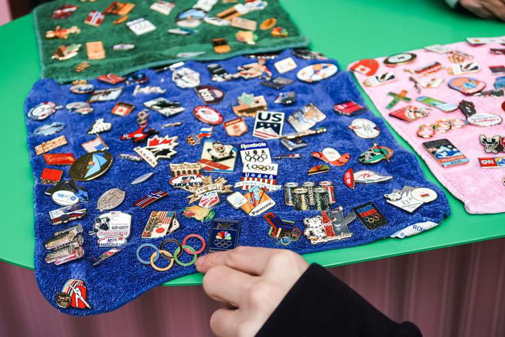 Menjava olimpijskih značk je zelo priljubljena dejavnost v času iger.  | Foto: Reuters