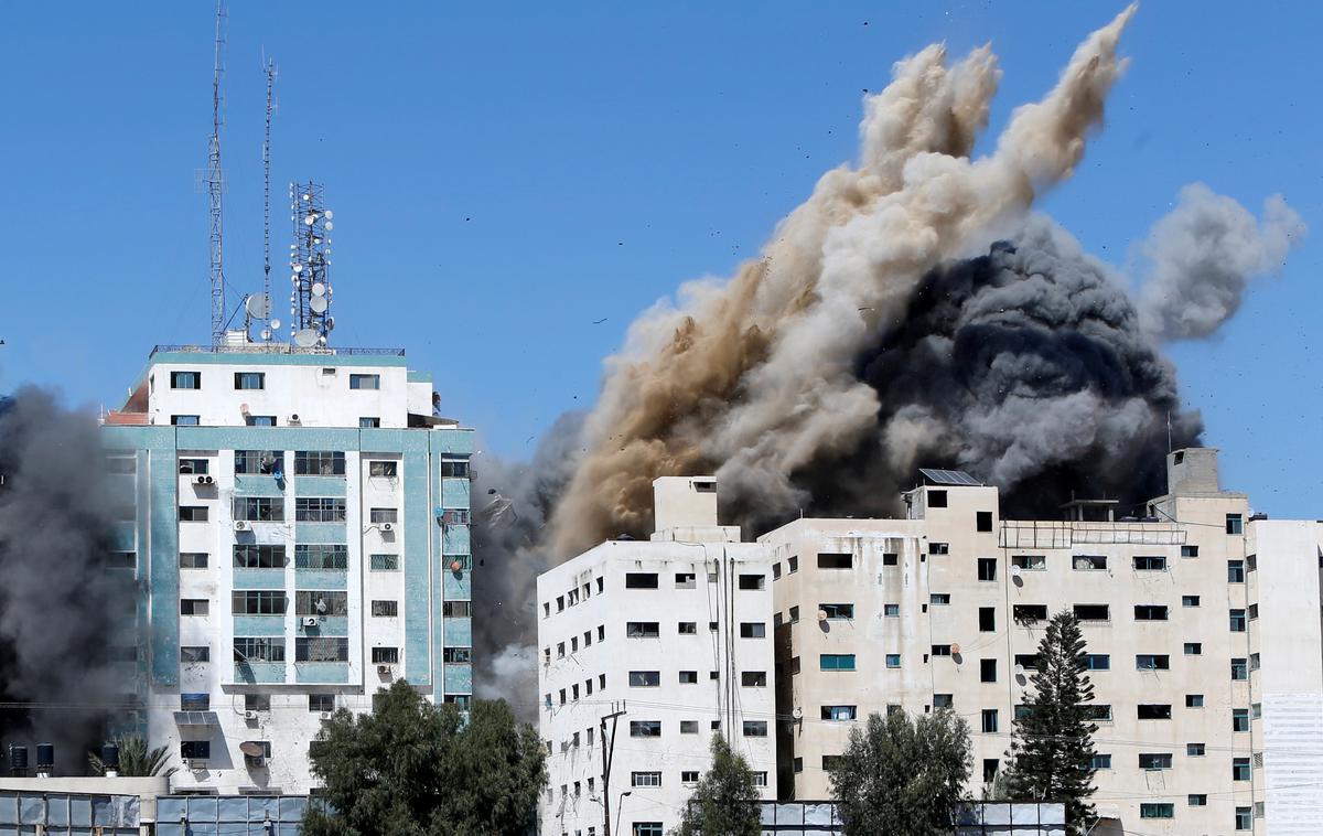 Izraelski napad na stolpnico v Gazi | Izraelske letalske rakete so zadele stavbo v Gazi. | Foto Reuters