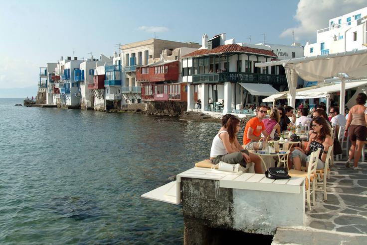 Zaradi visokih cen se turisti izogibajo krajem, kot je Mikonos. | Foto: Guliverimage