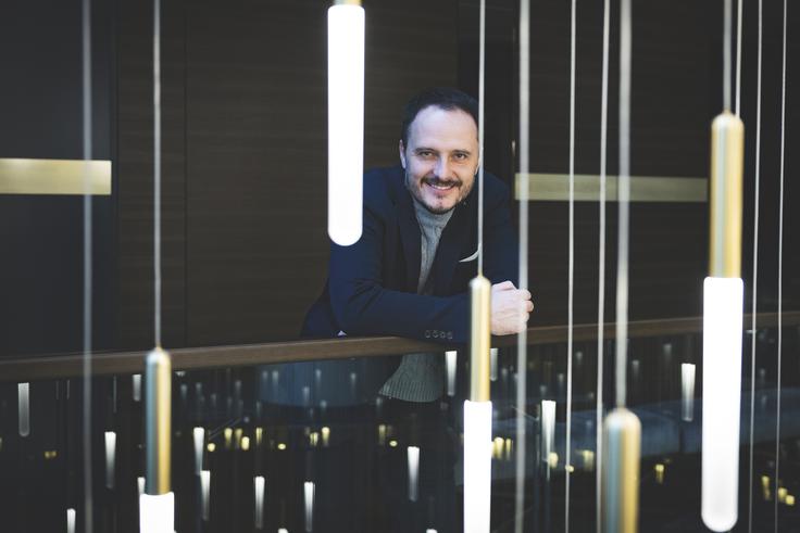 "Medsebojna podpora je bistvena, da ni sesuvanja, prav tako sta pomembni korekcija in konfrontacija, da si lahko poveš, če kaj ni v redu. Pomembno je tudi, da nimaš nikoli občutka, da to lahko razpade. Popolna iskrenost in brutalnost sta mogoči le, ko imaš občutek, da stvar ne more razpasti. To v ljudeh daje občutek varnosti. Ljudje si ne želijo živeti v negotovosti. Tudi stoodstotno nestrinjanje še ne pomeni razpada, ampak se še vedno da peljati naprej. Teh nestrinjanj je bilo pri nas več kot strinjanja, pa smo se kljub temu peljali naprej in prav zato je stvar uspešna. Smo bolj skupina nestrinjanja kot pa strinjanja," priznava pevec in eden od ustanovnih članov Modrijanov Blaž Švab. | Foto: Ana Kovač