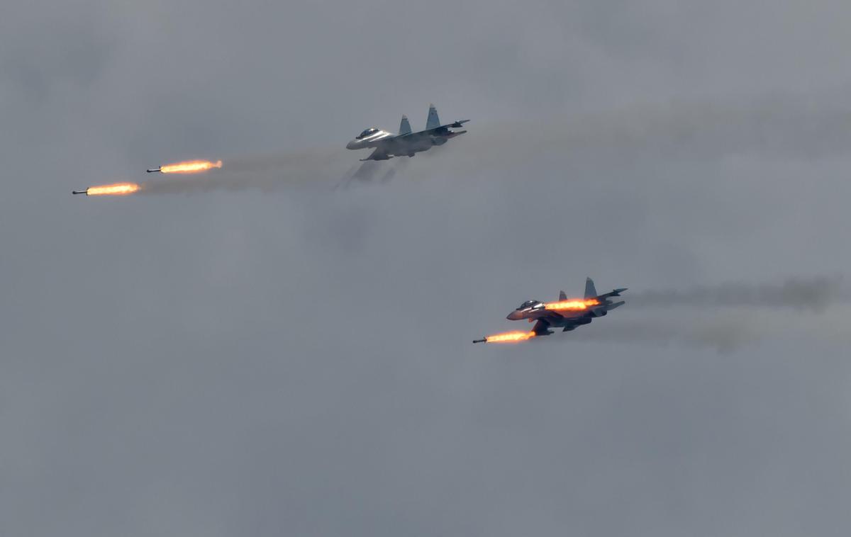ruski lovec Su-30 | Ukrajinskemu brezpilotnemu letalniku je uspelo zadeti objekt v bližini letalske baze Gvardejskoje na Krimu. V poskusu njegove sestrelitve naj bi Rusi zadeli svoje letalo. | Foto Guliverimage