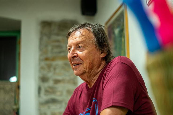 "Mislim, da sem enkrat nekomu postavil tako visoko ceno samo zato, ker se mi besedila zanj ni ljubilo pisati. Pa je brez težav plačal. (smeh, op. a.) Drugače pa ne. Nikoli nisem računal besedil. Seveda dobivam avtorske honorarje prek SAZAS, kadar se pesmi predvajajo, ampak enkratnega plačila za besedilo nisem zahteval." | Foto: Liam Toni Šironjič