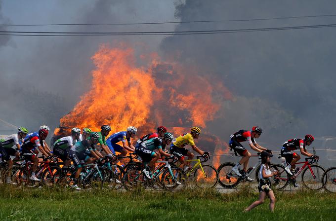 12. julij: kolesarji med 6. etapo dirke po Franciji, ki je potekala od Bresta do Mur-deBretagne Guerledna. | Foto: Reuters