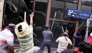 Mehiški učitelji napadli strankarske stavbe