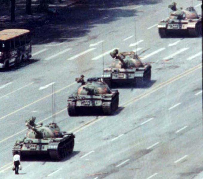 Fotografija, ki je zaokrožila svet in postala legendarna. Protestnik se je postavil pred kolono tankov. | Foto: Reuters