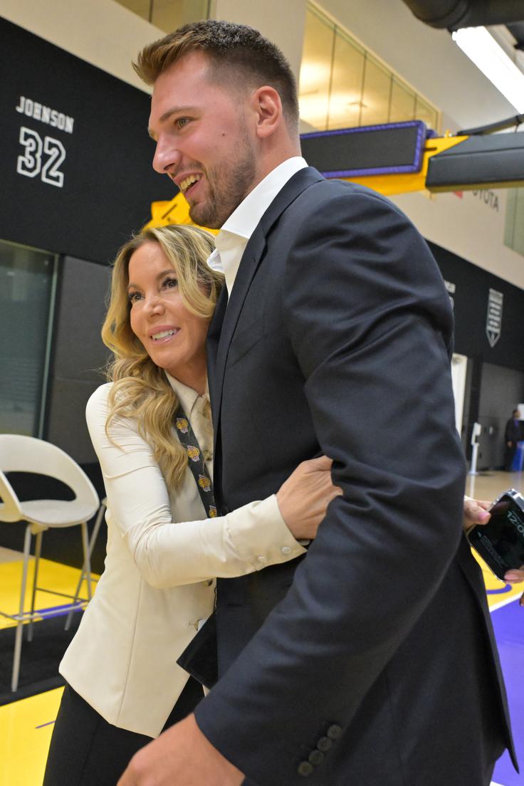 Luka Dončić je paradni konj franšize Los Angeles Lakers. Tako mu je po podpisu pogodbe čestitala nekdanja večinska lastnica Jeanie Buss. | Foto: Reuters