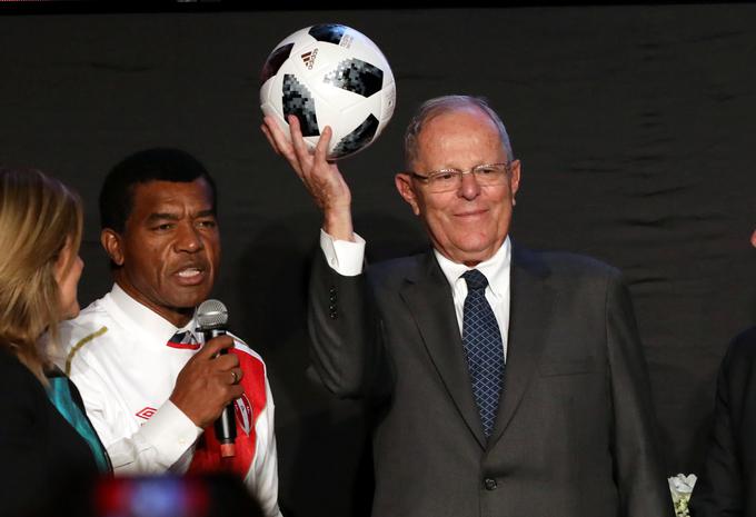 Z nogometaši je dihal tudi zdaj že nekdanji predsednik države Pedro Pablo Kuczynski. | Foto: Reuters