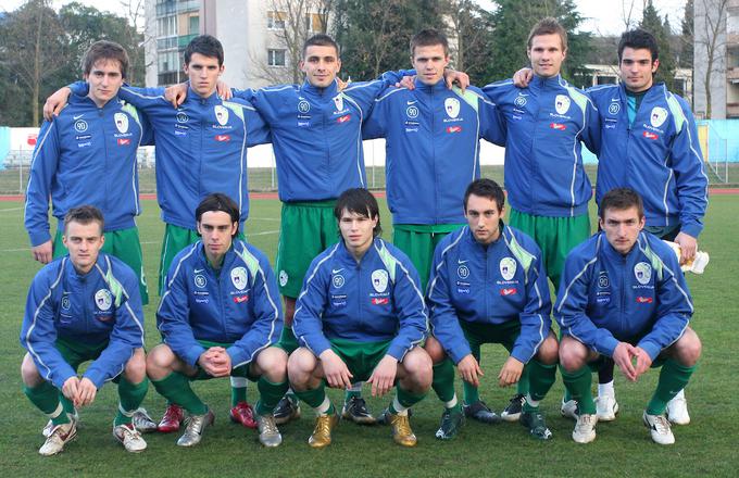 Josip Iličić (tretji z desne v zgodnji vrsti) si je pred 11 leti v mladi izbrani vrsti delil slačilnico tudi z Renejem Miheličem, Matijo Škarabotom, Etienom Velikonjo, Alešem Majerjem, Arminom Bačinovićem, Nikolo Tolimirjem, Vitom Plutom, Borisom Mijatovićem, Gregorjem Balažicem in Janom Koprivcem. | Foto: Vid Ponikvar