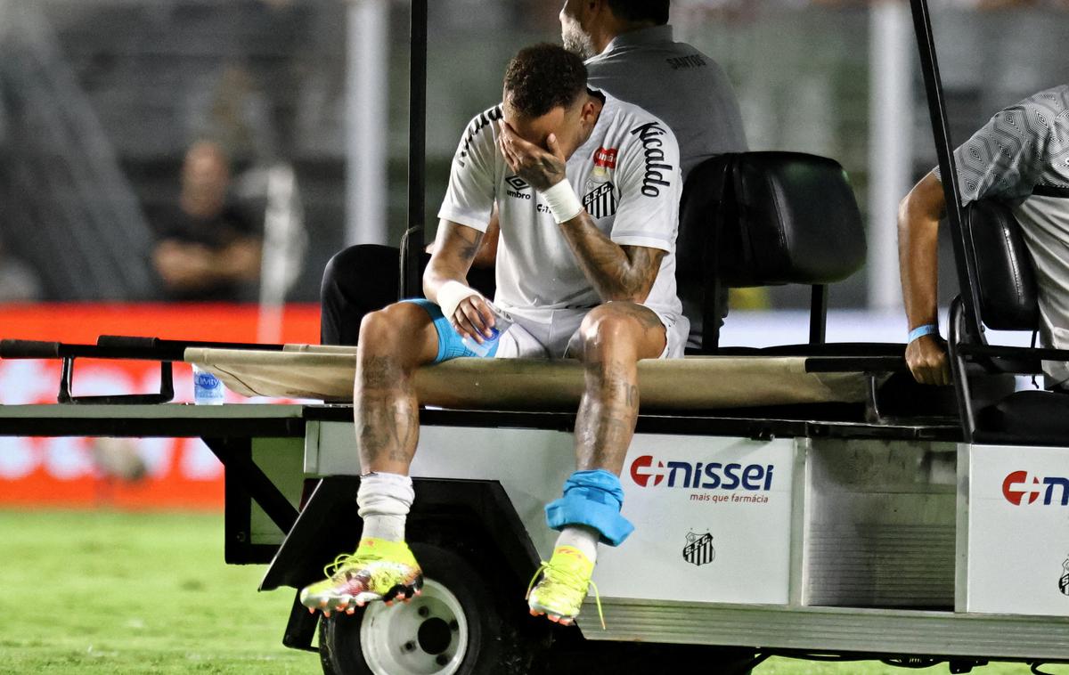 Neymar | Neymar se je poškdoval  v solzah zapustil igrišče.  | Foto Reuters