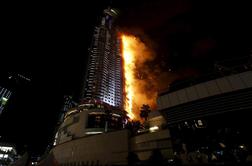 Razkošni, 300-metrski hotel v Dubaju zajel velik požar (video)