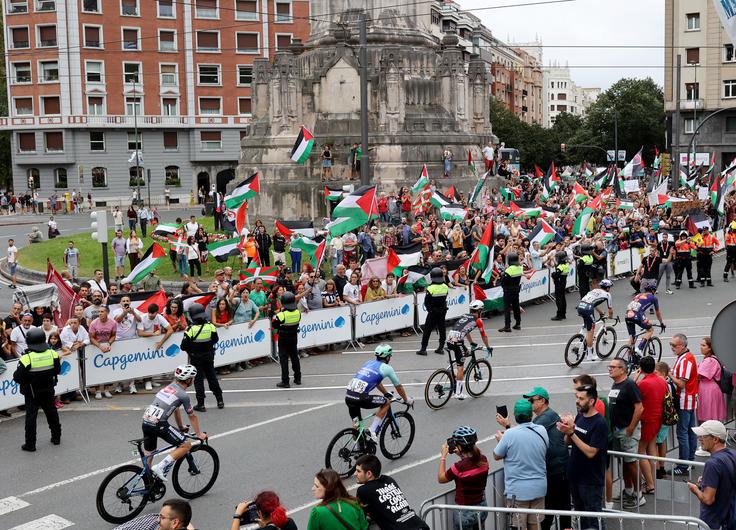 "Morali smo okrepiti sodelovanje z vladnimi službami. Prilagodili smo vse, kar se jim je zdelo pomembno, da lahko kolesarji tekmujejo v miru in predvsem varno." | Foto: Reuters