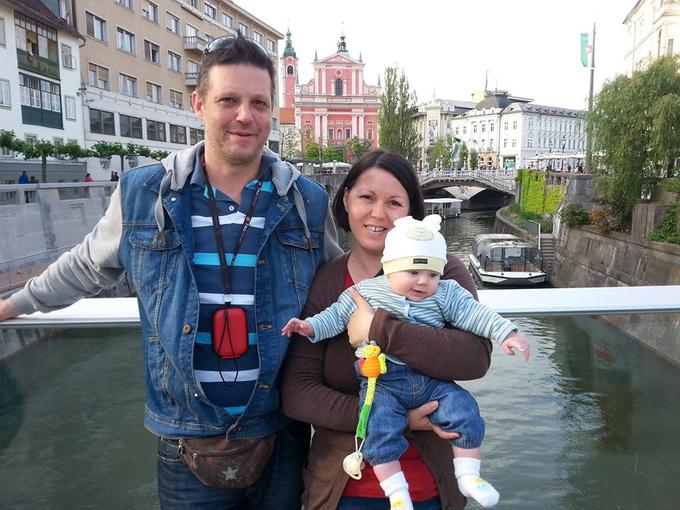 Dejan si je v Zagrebu ustvaril družino. S 15-mesečnim sinom Majem se skuša čim več pogovarjati v slovenskem jeziku, a priznava, da mu to vedno ne uspeva najbolje. Fotografija je nastala med enim od obiskov Ljubljane. | Foto: Facebook