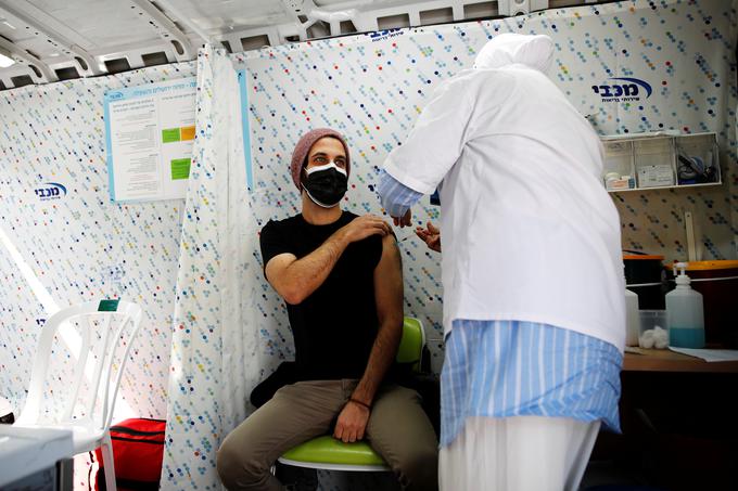 Izrael je država, kjer so doslej precepili največji delež prebivalstva - do konca februarja že več kot polovico. Uporabljajo izključno Pfizerjevo cepivo, čeprav so izdali dovoljenje tudi za cepivo Moderne. | Foto: Reuters